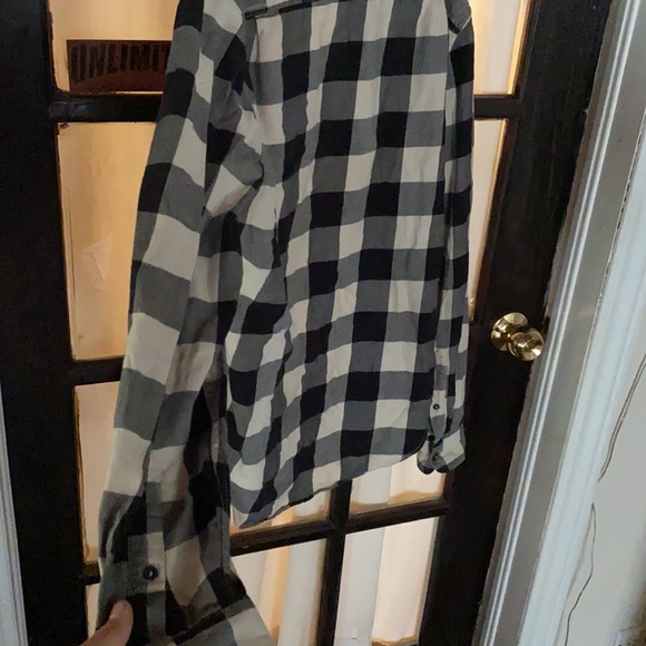 Une chemise a vendre condition 8/10 tres bon etat trop petit pour moi - Picture 2 of 2